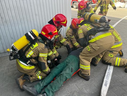 Pożar palet z materiałami z tworzyw sztucznych w hali produkcyjno-magazynowej zakładu CHEKO. Na szczęście to tylko ćwiczenia