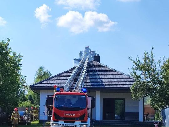 Pożar poddasza w domu jednorodzinnym przy ul. Płockiej. Trwa akcja gaśnicza