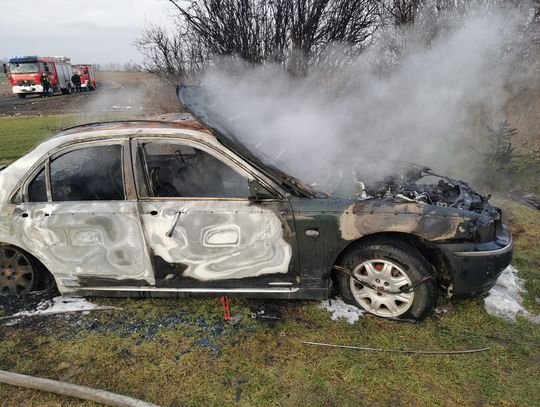 Pożar pojazdu osobowego w regionie. Na miejsce zadysponowano 4 zastępy straży pożarnej