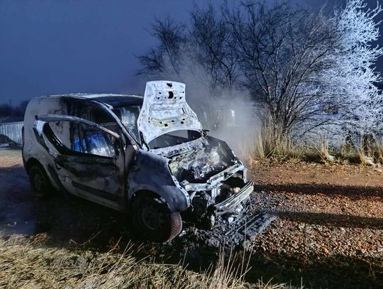 Pożar pojazdu w Chełmicy Małej. Peugeot uległ całkowitemu spaleniu