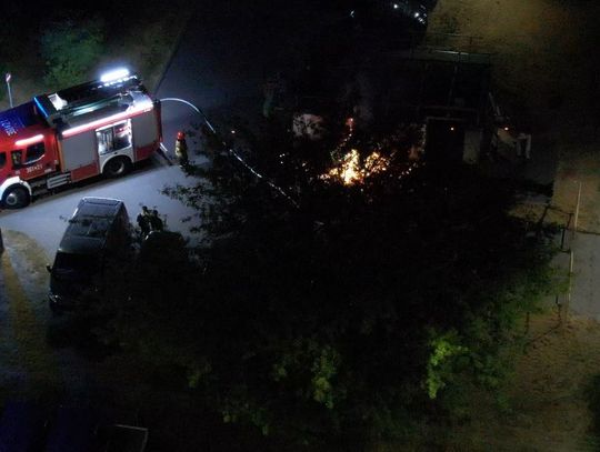 Pożar pojemnika na tekstylia, aby ugasić ogień strażacy musieli go przeciąć