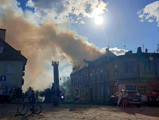 Pożar pustostanu na ulicy Kowalskiej – straż pożarna walczy z żywiołem