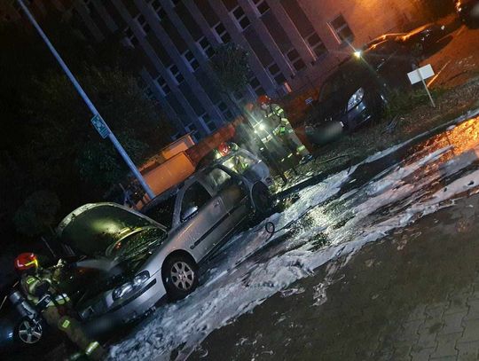 Pożar samochodów na ul. Królewieckiej. 2 auta się paliły, uszkodzone kolejne 4
