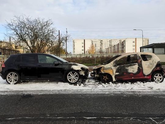 Pożar samochodów na ul. Promiennej we Włocławku. Spłonęła Toyota Aygo, uszkodzony VW Golf