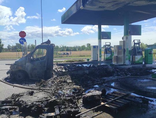 Pożar samochodu dostawczego na stacji paliw