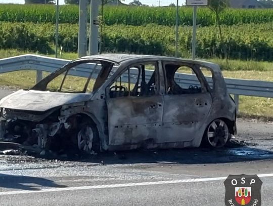 Pożar samochodu na autostradzie A1. Kierowca w szpitalu