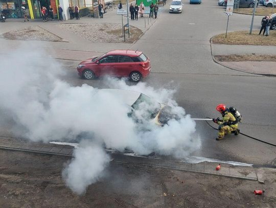 Pożar samochodu na ul. Kaliskiej. Trwa akcja gaśnicza