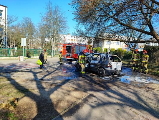 Pożar samochodu na Zazamczu. Na miejscu służby ratunkowe