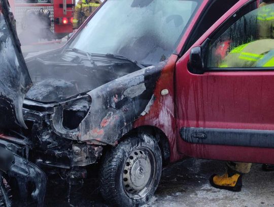 Pożar samochodu osobowego na ulicy Okrzei. Na miejscu działają strażący