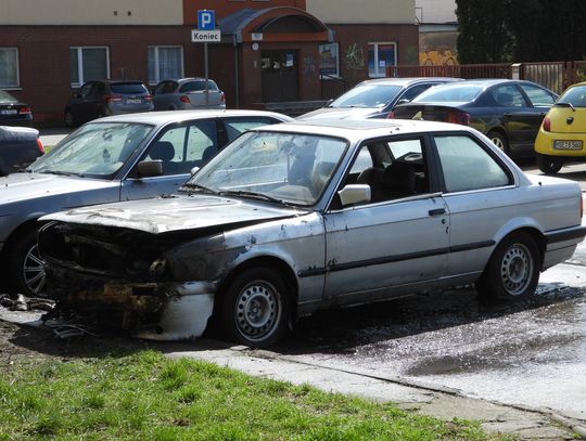 Pożar samochodu przy ul. Kaliskiej. Uszkodzone zostało również auto, zaparkowane obok 
