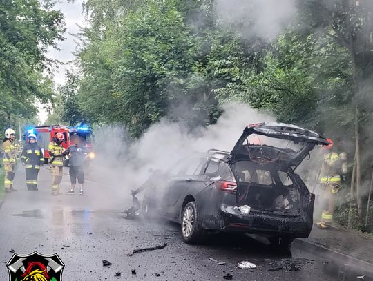 Pożar samochodu w Modzerowie. Interweniowały dwa zastępy straży pożarnej