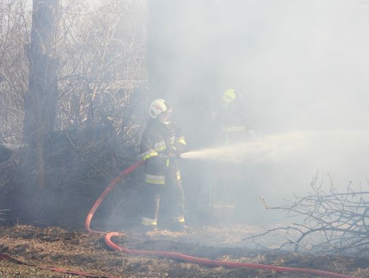 Pożar stodoły pod Włocławkiem. Sześć zastępów straży pożarnej na miejscu