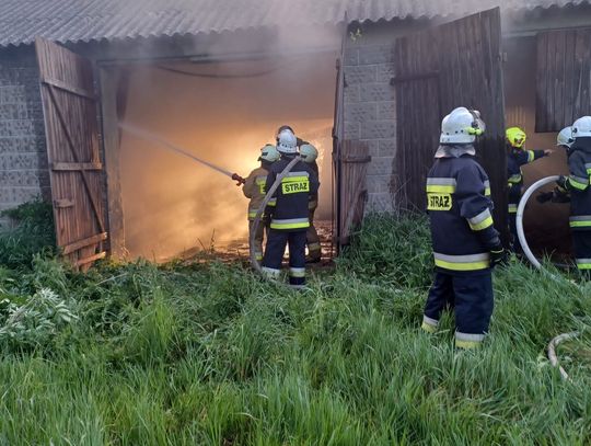 Pożar stodoły w regionie. Na miejscu pięć zastępów straży pożarnej