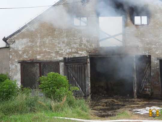 Pożar stodoły w Topólce. Z ogniem walczy 10 zastępów straży pożarnej