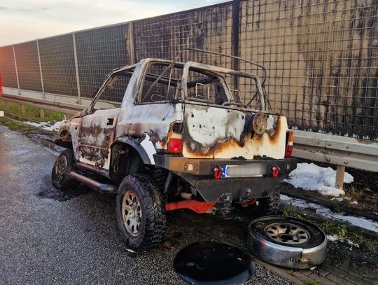 Pożar Suzuki na autostradzie A1. „Płomienie objęły cały pojazd” – informuje straż pożarna
