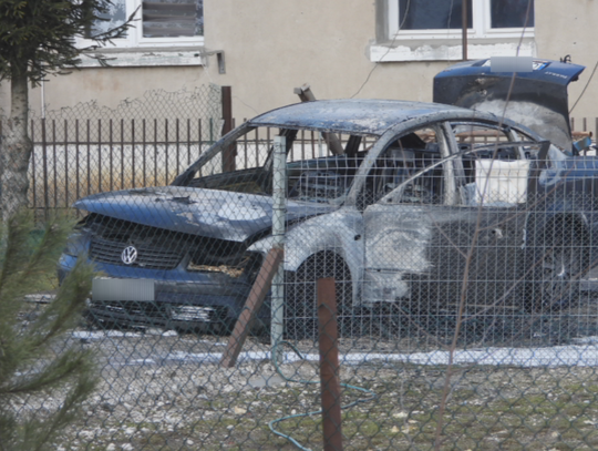 Pożar Volkswagena w Wilkowiczkach. Na miejscu działały cztery zastępy straży pożarnej