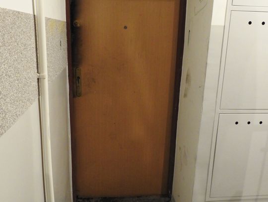 Pożar w bloku przy ul. Dziewińskiej. Straż wyważyła drzwi, nikogo nie było w mieszkaniu