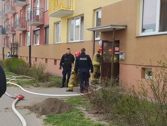 Pożar w bloku przy ul. Toruńskiej. Na miejscu trzy zastępy straży pożarnej