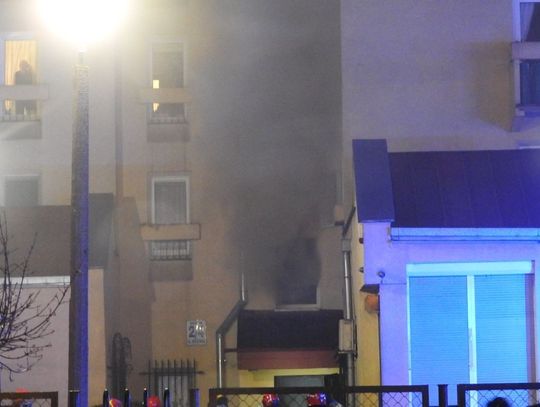 Pożar w budynku w centrum miasta. Ogień gaszą 4 zastępy