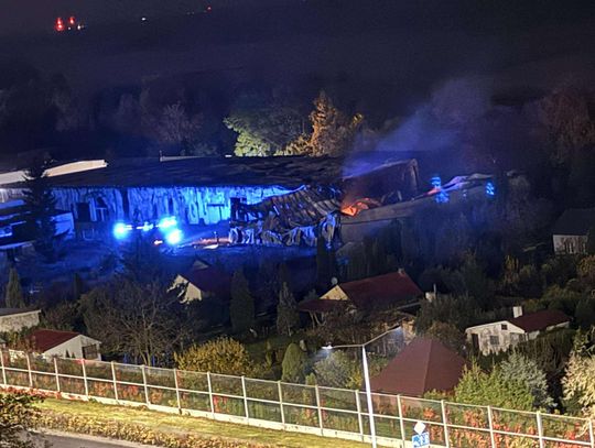 Pożar w hali przy Toruńskiej wrócił. Strażacy znów pojawili się na miejscu