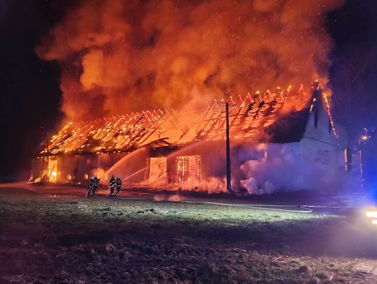 Pożar w Jarantowicach. Ogień objął cały budynek po dawnym PGR Pożar w Jarantowicach. Ogień objął cały budynek po dawnym PGR