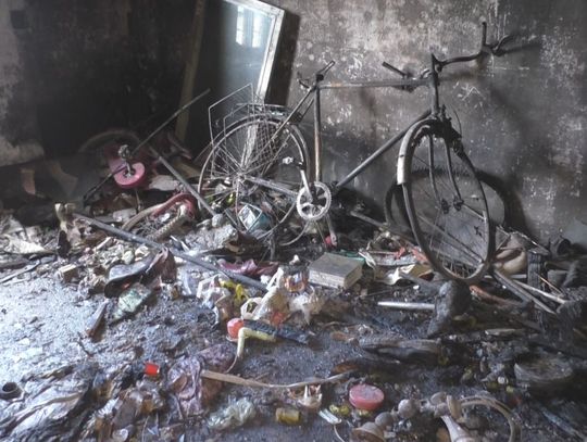 Pożar w kamienicy przy ul. Łęgskiej. Dwie osoby hospitalizowane 