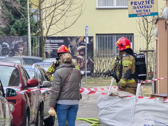 Pożar w piwnicy przy Placu Kolanowszczyzna. Duże zadymienie, trzy zastępy na miejscu