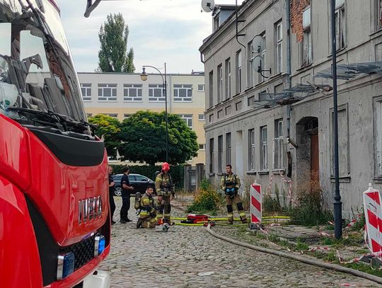 Pożar w pustostanie na os. Śródmieście. Na miejscu działały 3 zastępy PSP