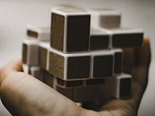 Poznaj bliżej kostki logiczne. Są rozmiary 2x2, 3x3, ale istnieje też kostka 4x4!