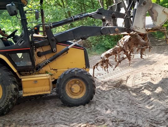 Praca nad j. Czarnym wre. Trwają przygotowania plaży przed sezonem