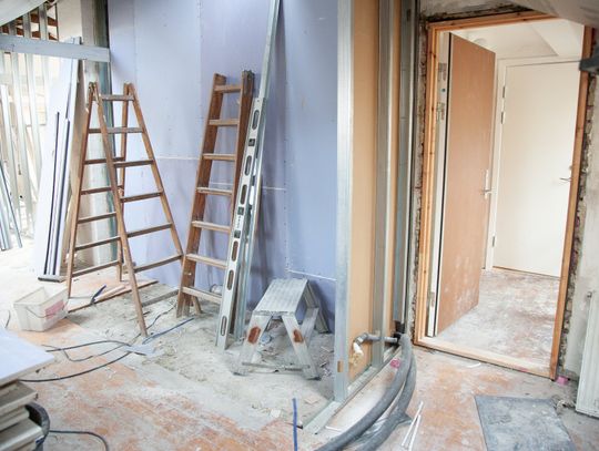 Pracował za granicą, a firmie z Włocławka zlecił remont domu. Sprawa trafiła do sądu...  Wykonawca musi zapłacić 122 000 zł