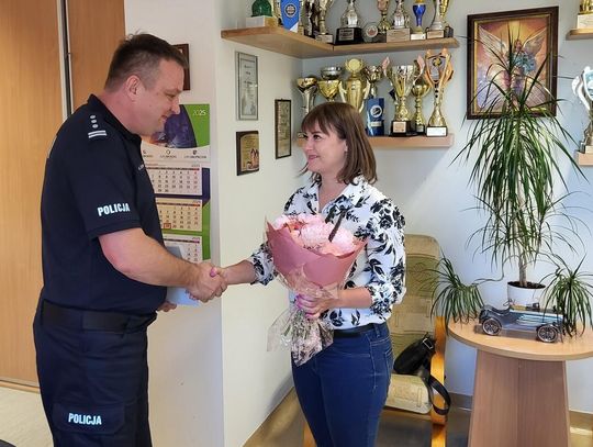 Pracownica banku uchroniła klientkę przed oszustwem. Podziękował jej Komendant Policji