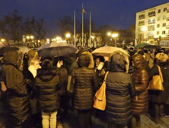 Pracownicy MOPR udali się pod Urząd Miasta