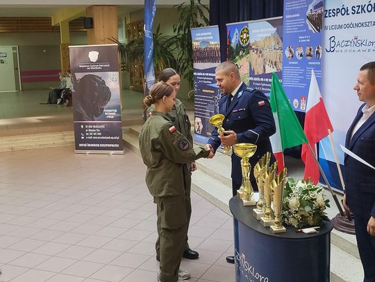 wręczenie pucharów przez policję