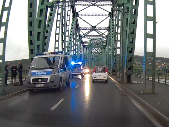 Próba samobójcza na moście. 33-latek został przekazany zespołowi ratownictwa medycznego