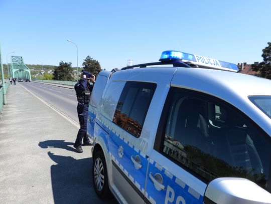 Próba samobójcza na moście. Desperat siedział na barierce