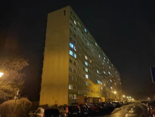 Próba samobójcza na ul. Bajecznej. Mężczyzna rzucał w kierunku służb różne przedmioty