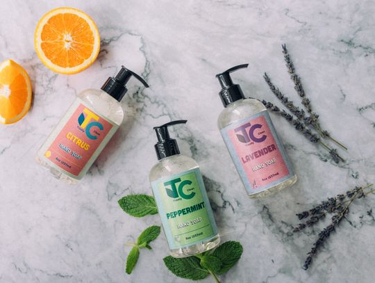 Projektowanie etykiet produktowych jest na wyciągnięcie ręki. Przenieś swoje wizje na naklejki!