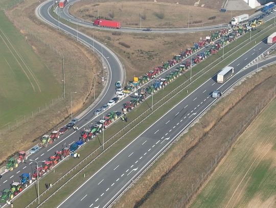 Protest rolników sparaliżował autostradę A1 w Kowalu i Pikutkowie
