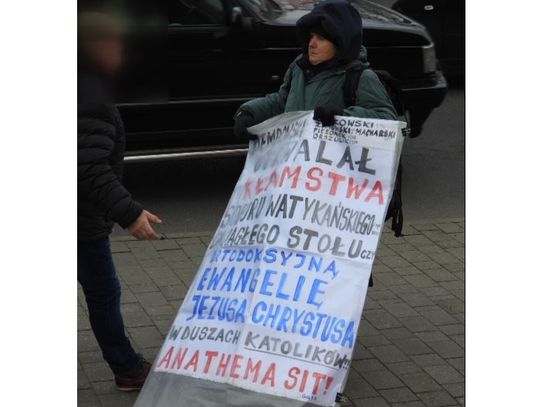 Protestująca na pogrzebie kobieta przeklęła biskupa Dembowskiego