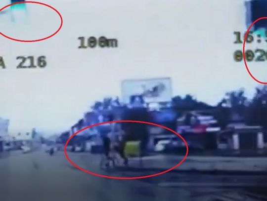 Przechodzili na czerwonym świetle. Wkroczyli wprost przed policyjny radiowóz