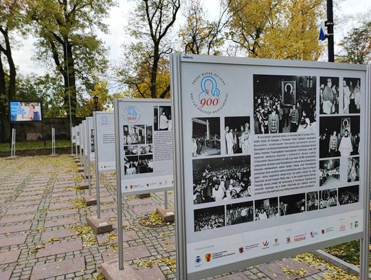 Na placu przed katedrą pojawiły się tablice. Co się na nich znajduje?