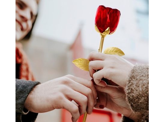 Przegląd modnych ozdób, które nigdy nie wychodzą z mody. Zobacz, co jest trendy