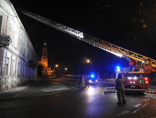 Przejazd przez ul.Bulwary zablokowany. Na miejscu straż miejska, trzy zastępy straży i policja 