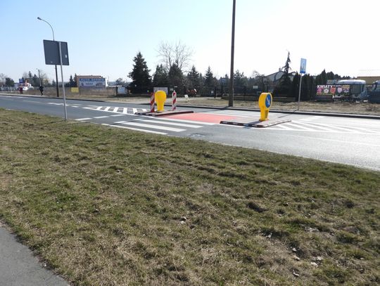 Przejście dla pieszych prowadzi na pas zieleni. Brakuje chodnika