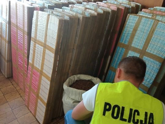 Przewoził 30 000 paczek papierosów bez znaków skarbowych. Wpadł na A1