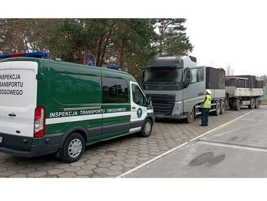 Przewozili szamba. Kierowca ukarany mandatem, wobec przewoźnika będzie postępowanie