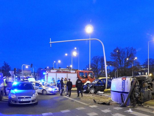 Przewrócony na bok radiowóz, po uderzeniu osobowego Suzuki. Policjant odwieziony do szpitala 