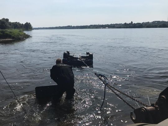 Przez cztery godziny WOPR wyciągał z Wisły auto, które zjechało z brzegu i zostało porwane przez nurt... 
