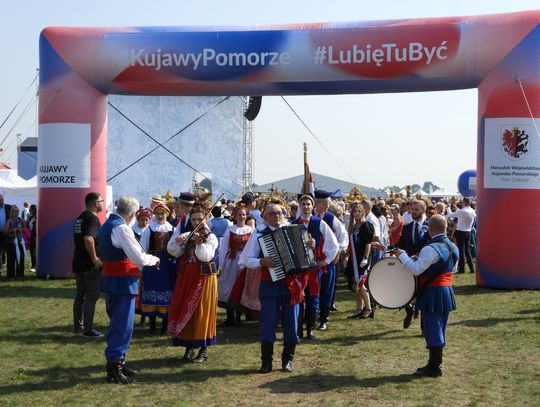 Przez lotnisko przeszedł korowód dożynkowy 